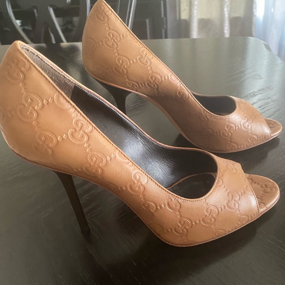 Gucci peep toe pumps ❤️
